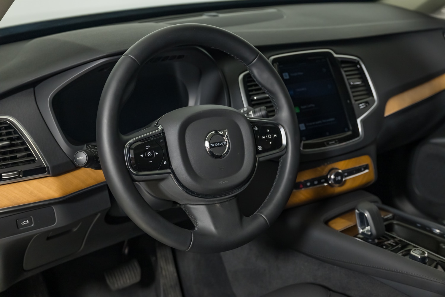 2024 Volvo XC90 B5 Plus photo 16