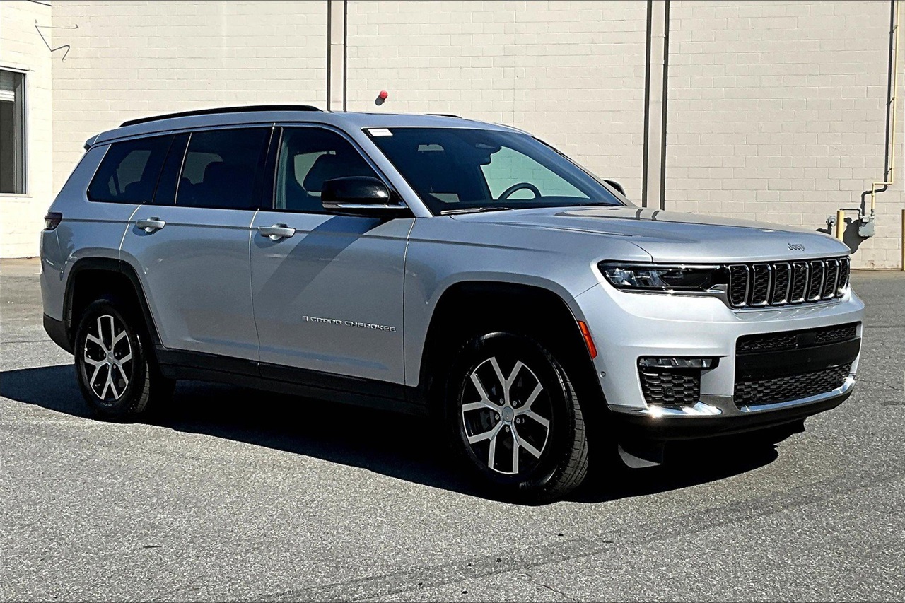 2024 Jeep Grand Cherokee Limited photo 2