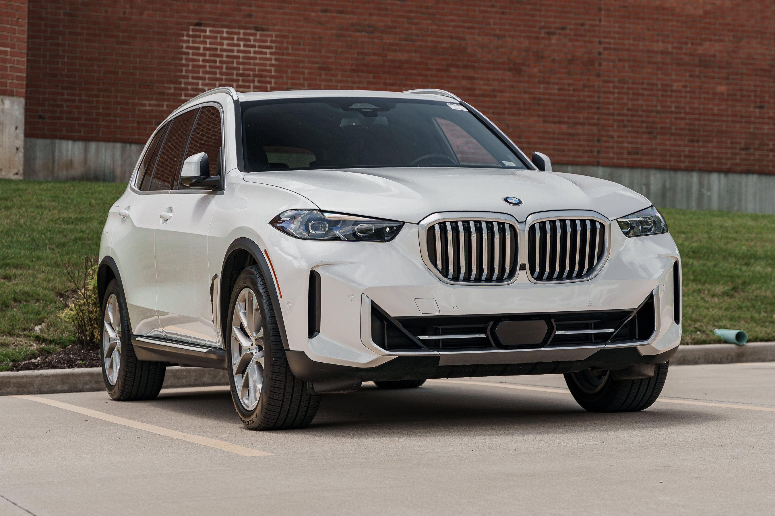 Used 2024 White Metallic BMW xDrive40i image 1