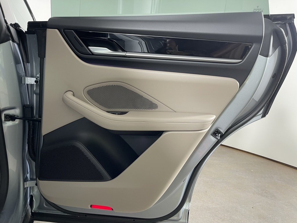 2025 Porsche Macan Electric 4 photo 17