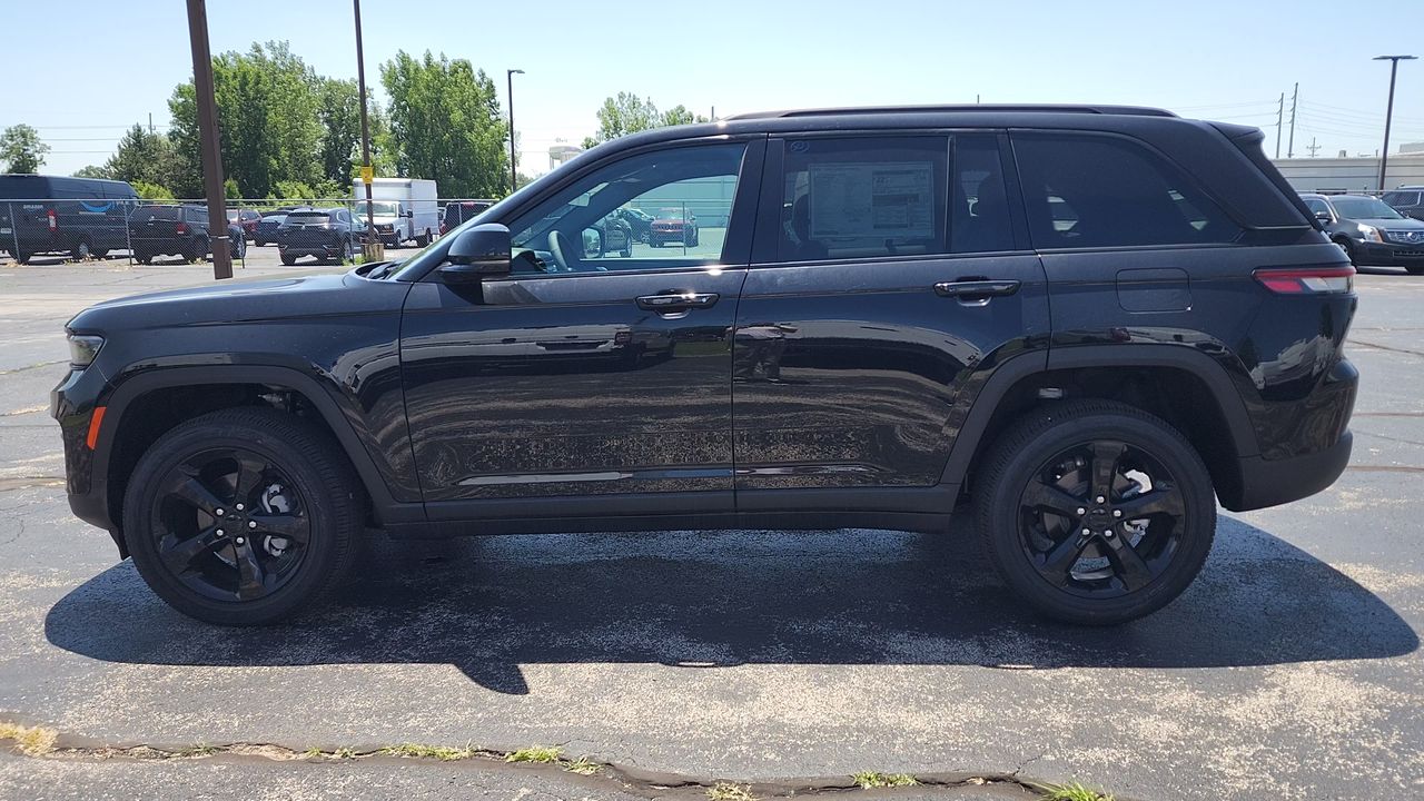 2025 Jeep Grand Cherokee Altitude photo 5