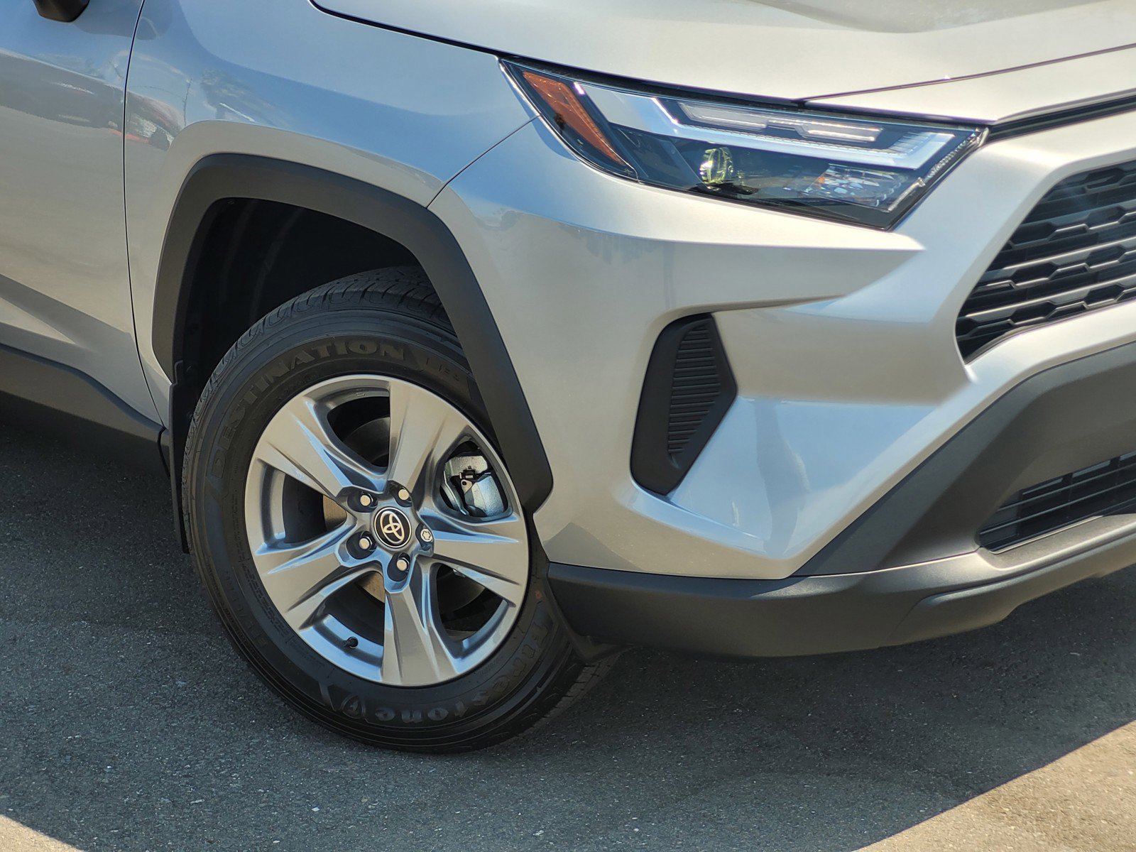 2025 Toyota RAV4 XLE photo 3