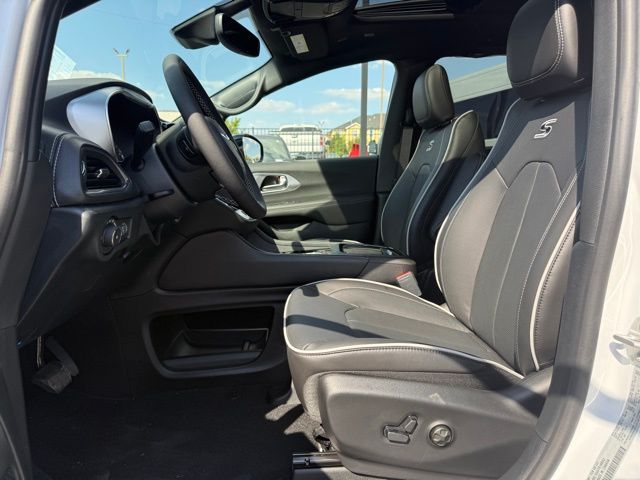 2026 Chrysler Pacifica Limited photo 4