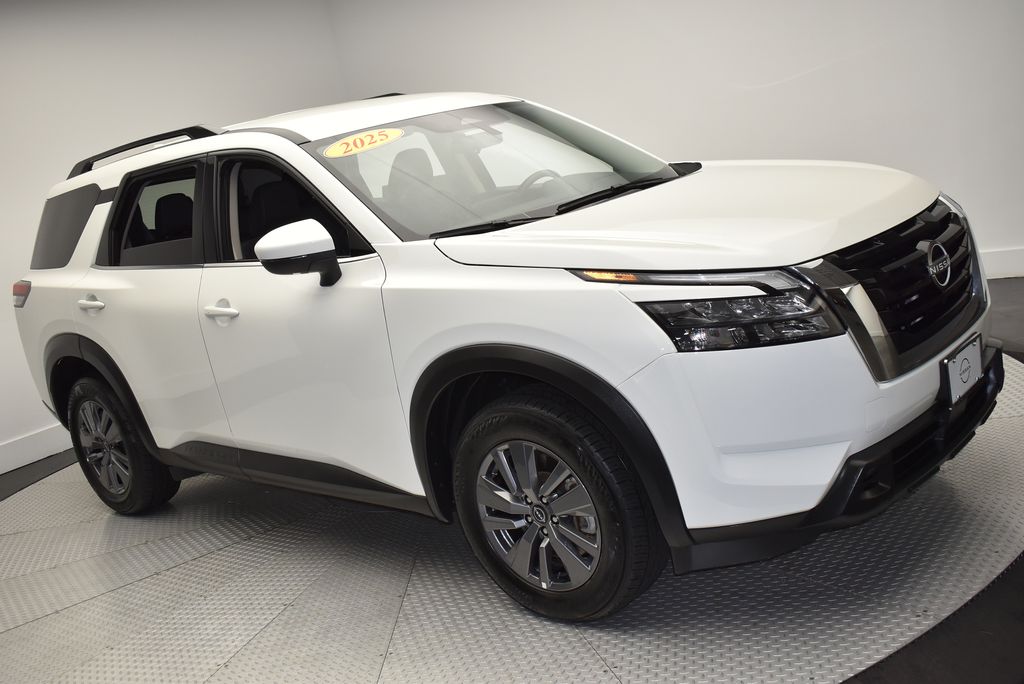 2025 Nissan Pathfinder SV photo 3
