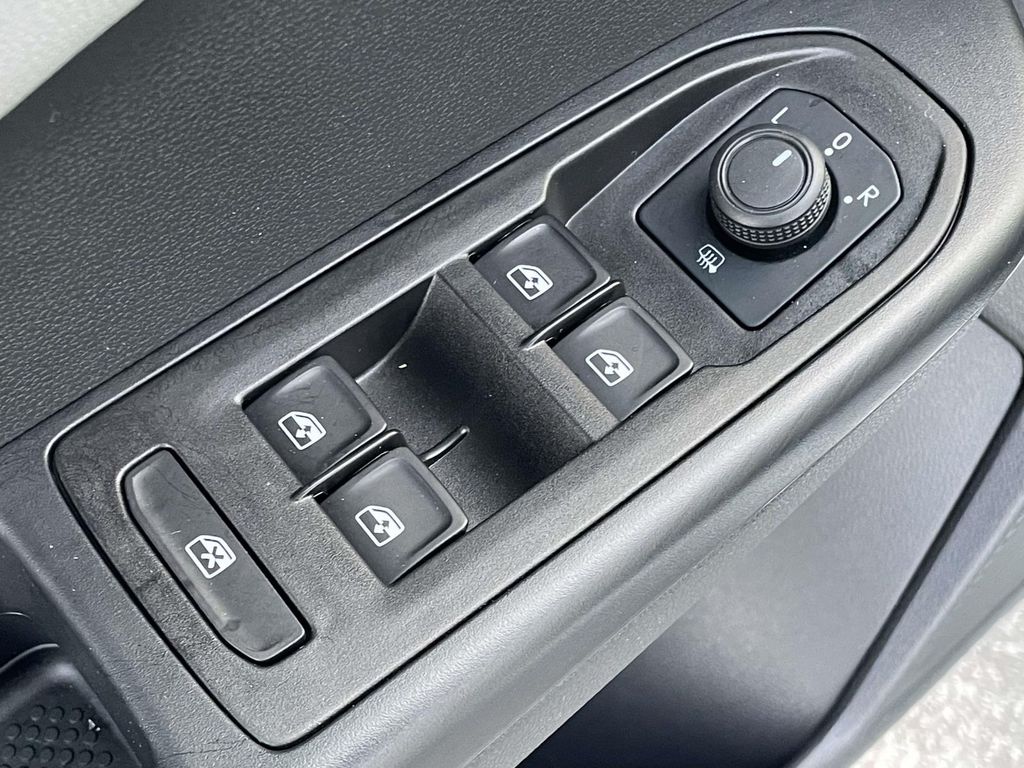 2024 Volkswagen Taos SE photo 3