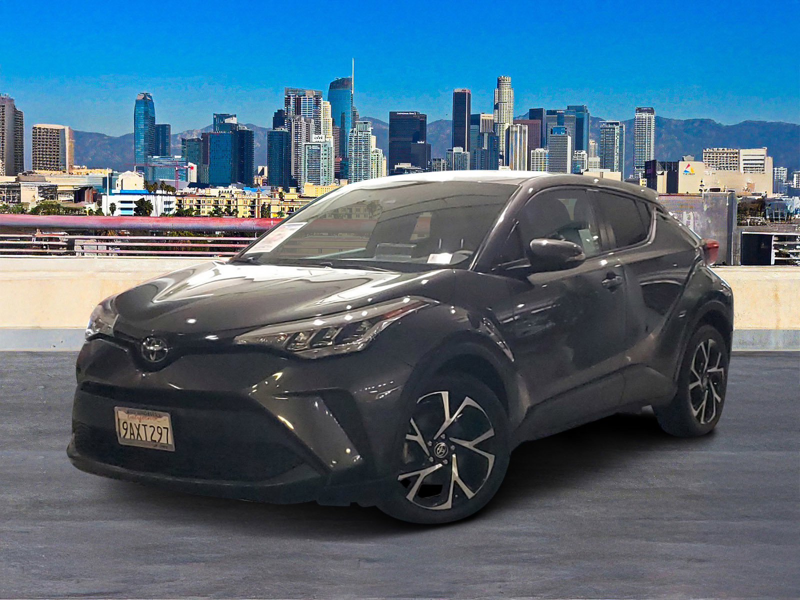 2022 Toyota C-HR XLE photo 2