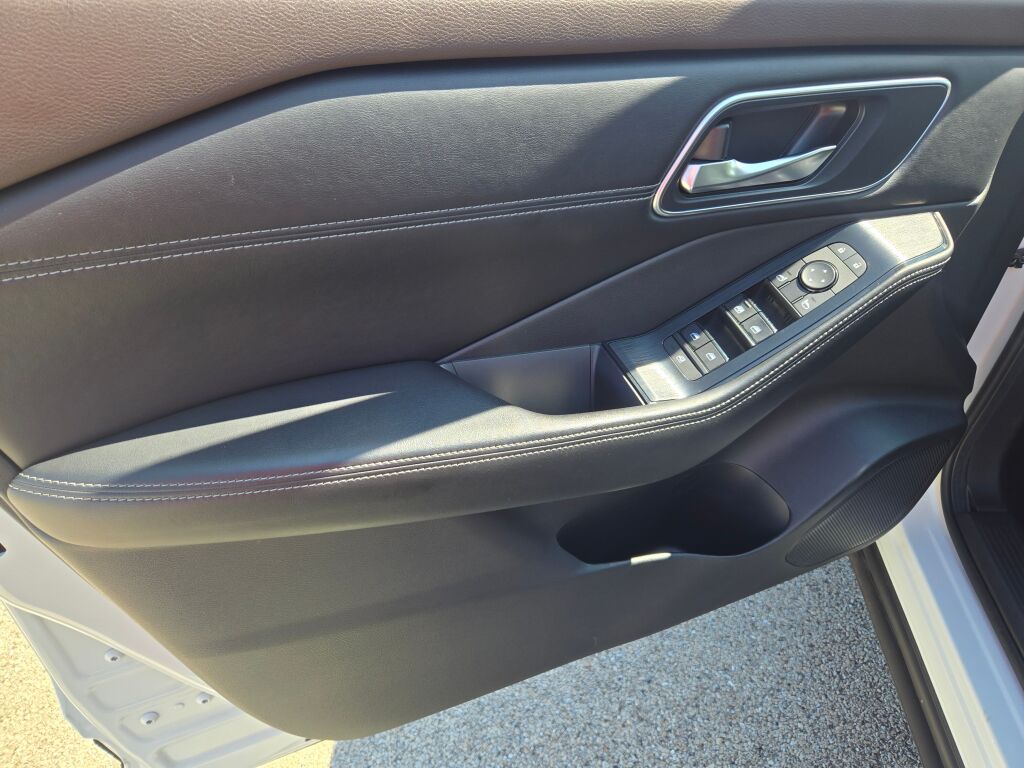 2021 Nissan Rogue SV photo 17