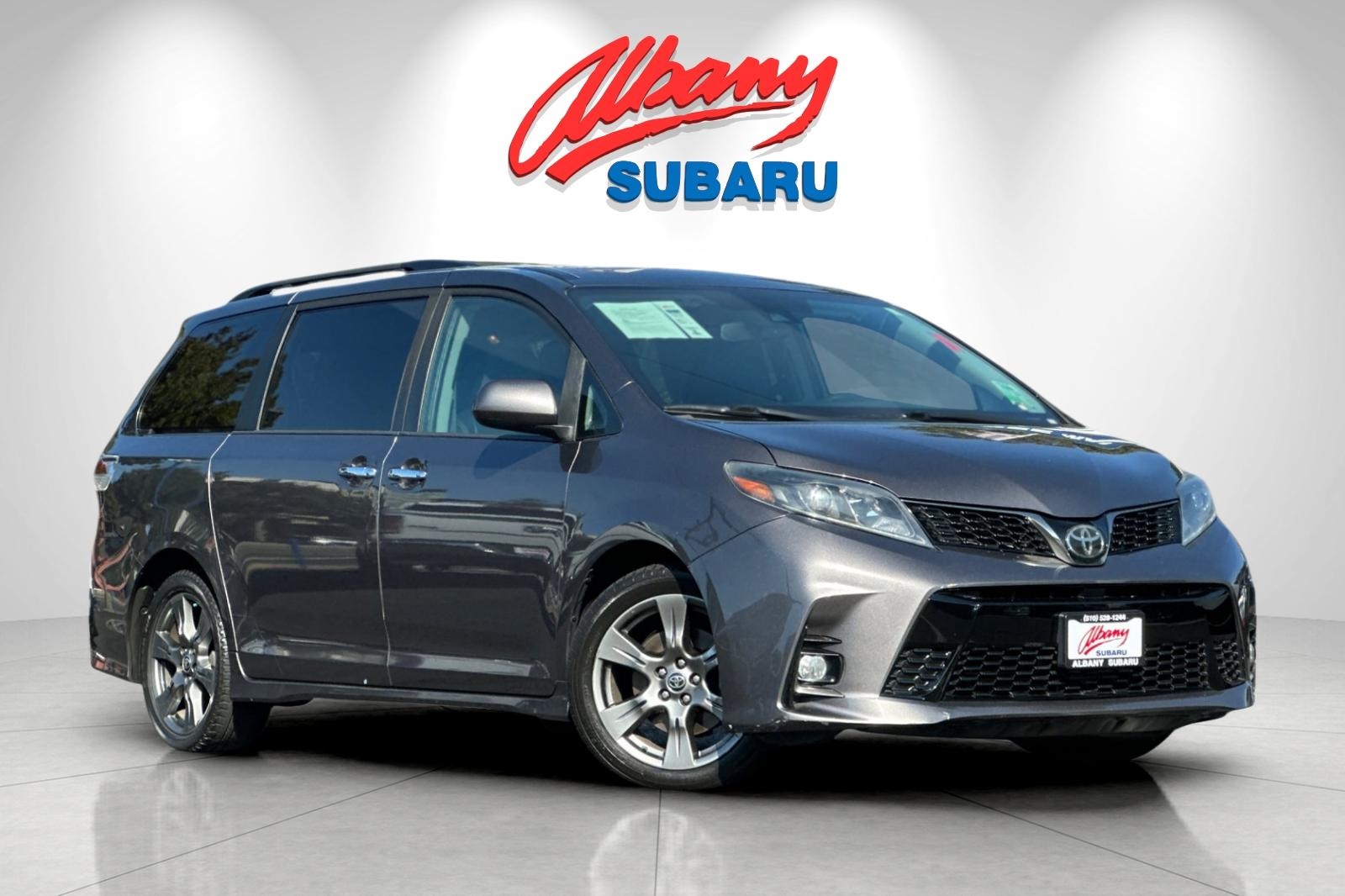 2020 Toyota Sienna SE photo 2