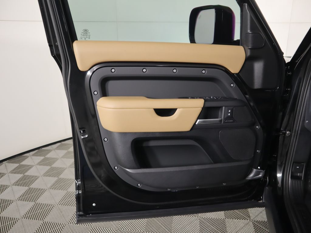 2025 Land Rover Defender 110 S photo 23