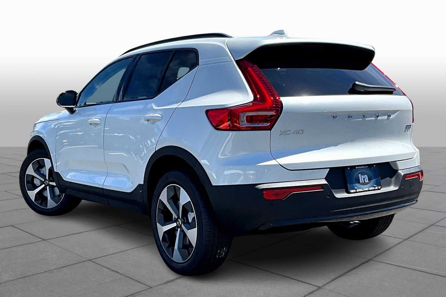 2026 Volvo XC40 Plus photo 3