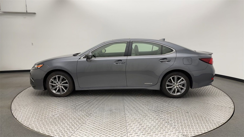 2017 Lexus ES 300h photo 5