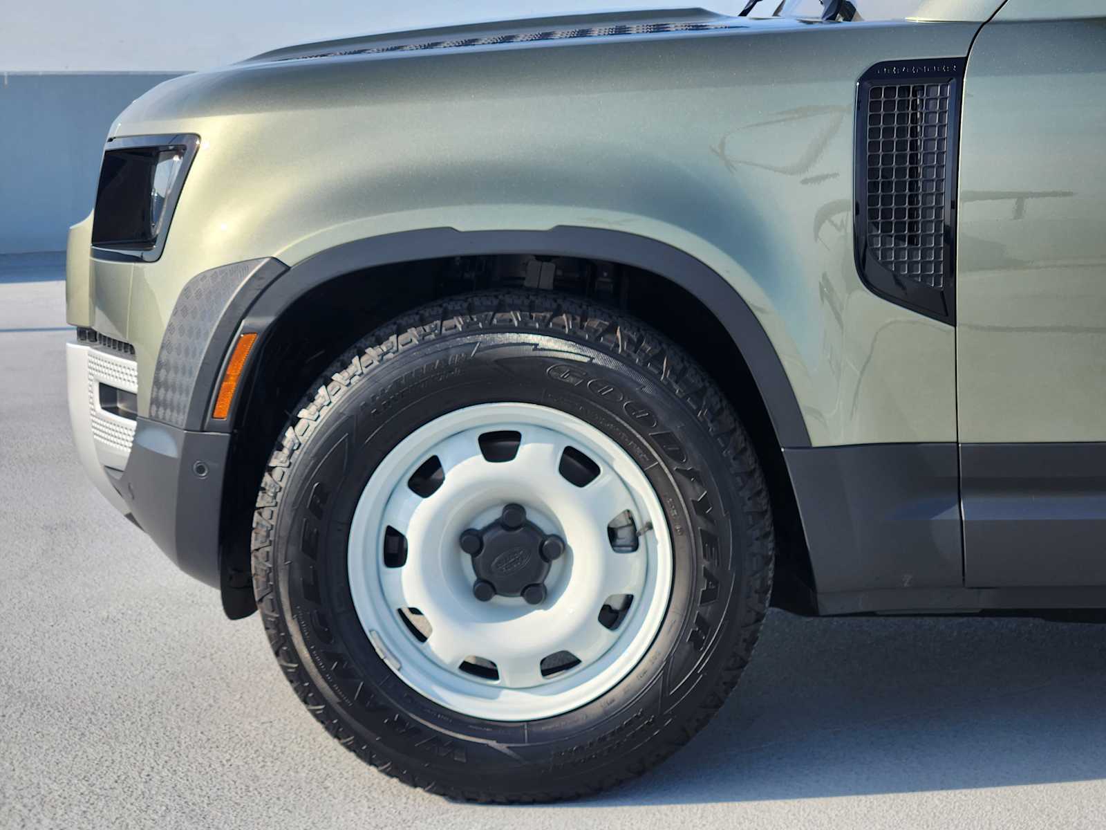 2024 Land Rover Defender S photo 9
