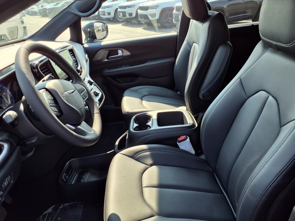 2026 Chrysler Pacifica photo 11