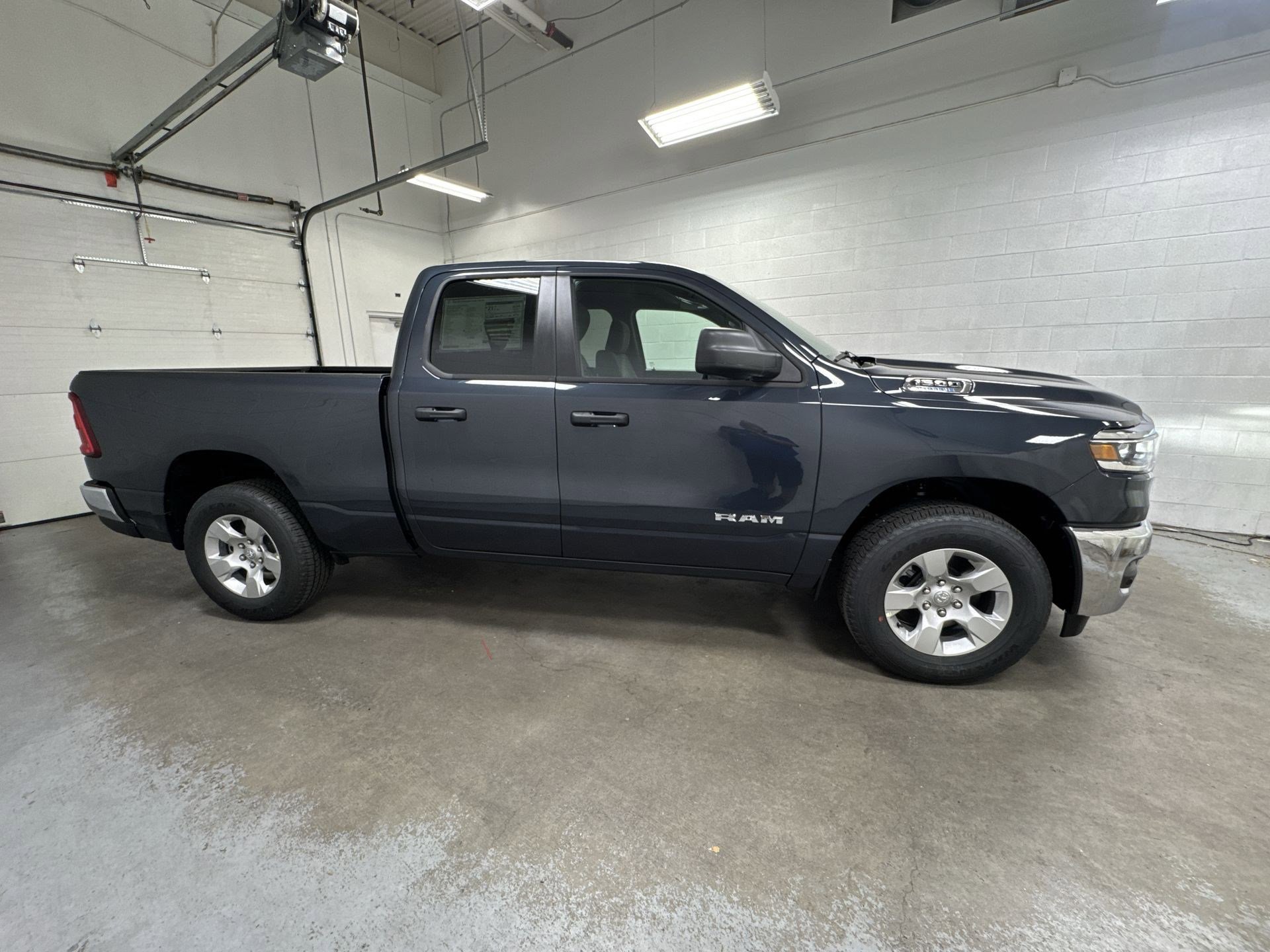 2025 Ram 1500 Tradesman photo 2