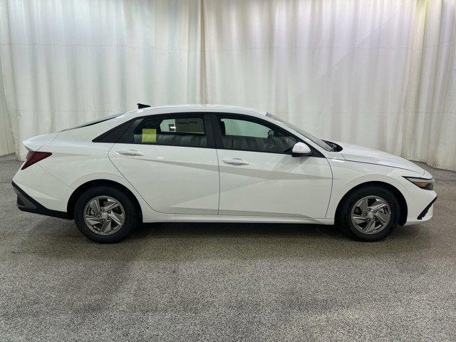 2025 Hyundai Elantra SE photo 4