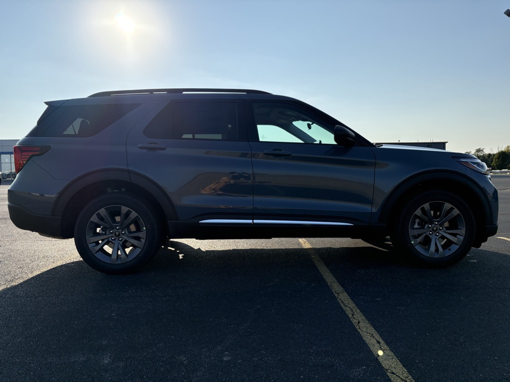 2025 Ford Explorer photo 3