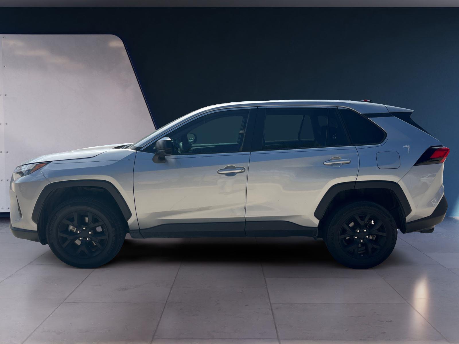 2023 Toyota RAV4 LE photo 2