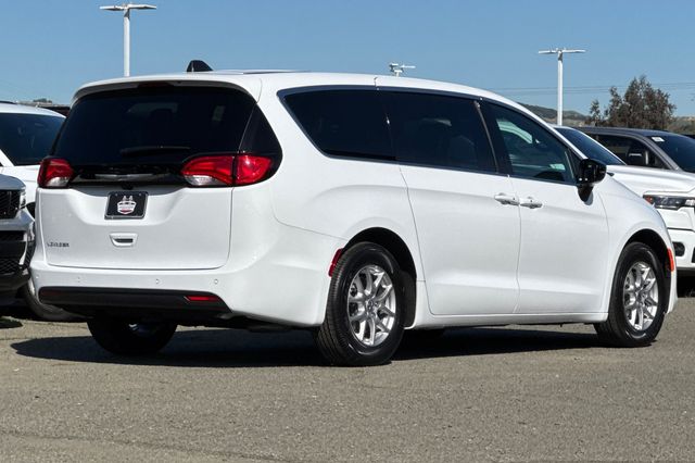 2025 Chrysler Voyager LX photo 4