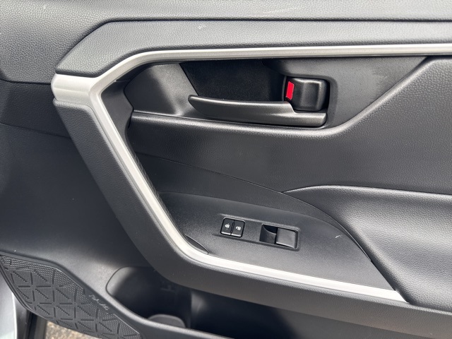 2021 Toyota RAV4 Hybrid LE photo 12