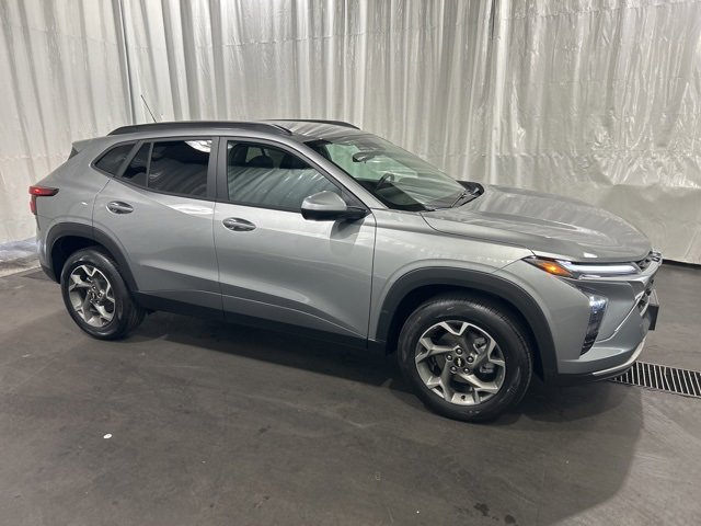 2025 Chevrolet Trax LT photo 2