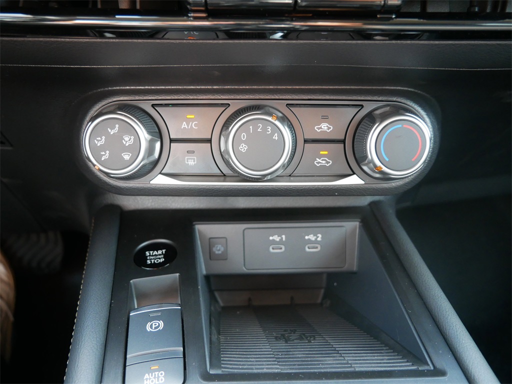 2025 Nissan Kicks SV photo 14