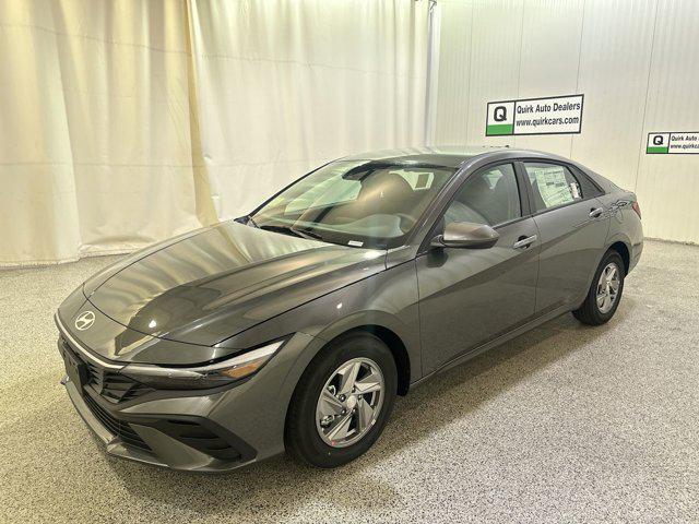2025 Hyundai Elantra SE photo 3