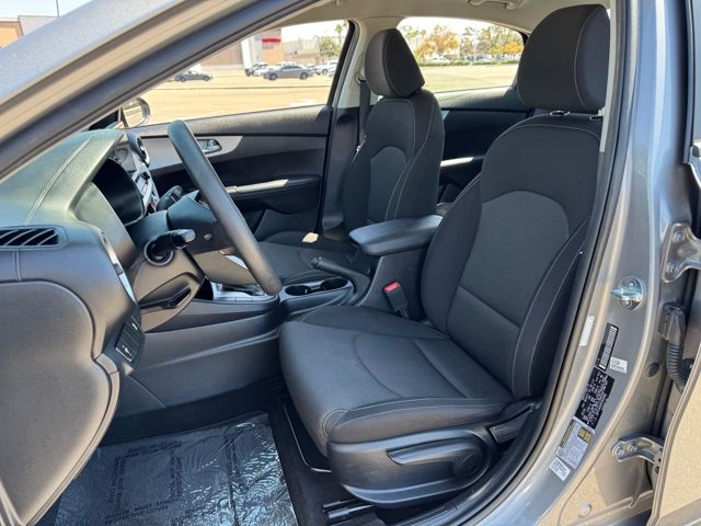 2023 Kia Forte LXS photo 4