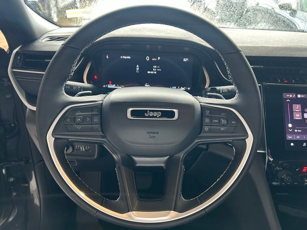 2025 Jeep Grand Cherokee Laredo Altitude photo 11