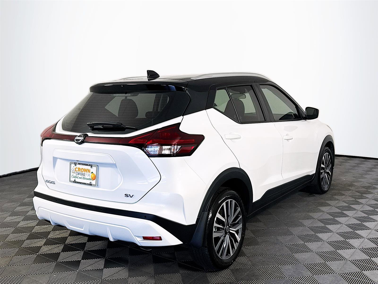 2022 Nissan Kicks SV photo 2