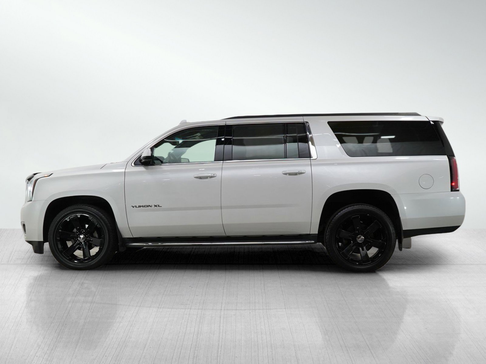 Used 2017 GMC Yukon XL SLT with VIN 1GKS2GKC2HR363785 for sale in Bloomington, Minnesota
