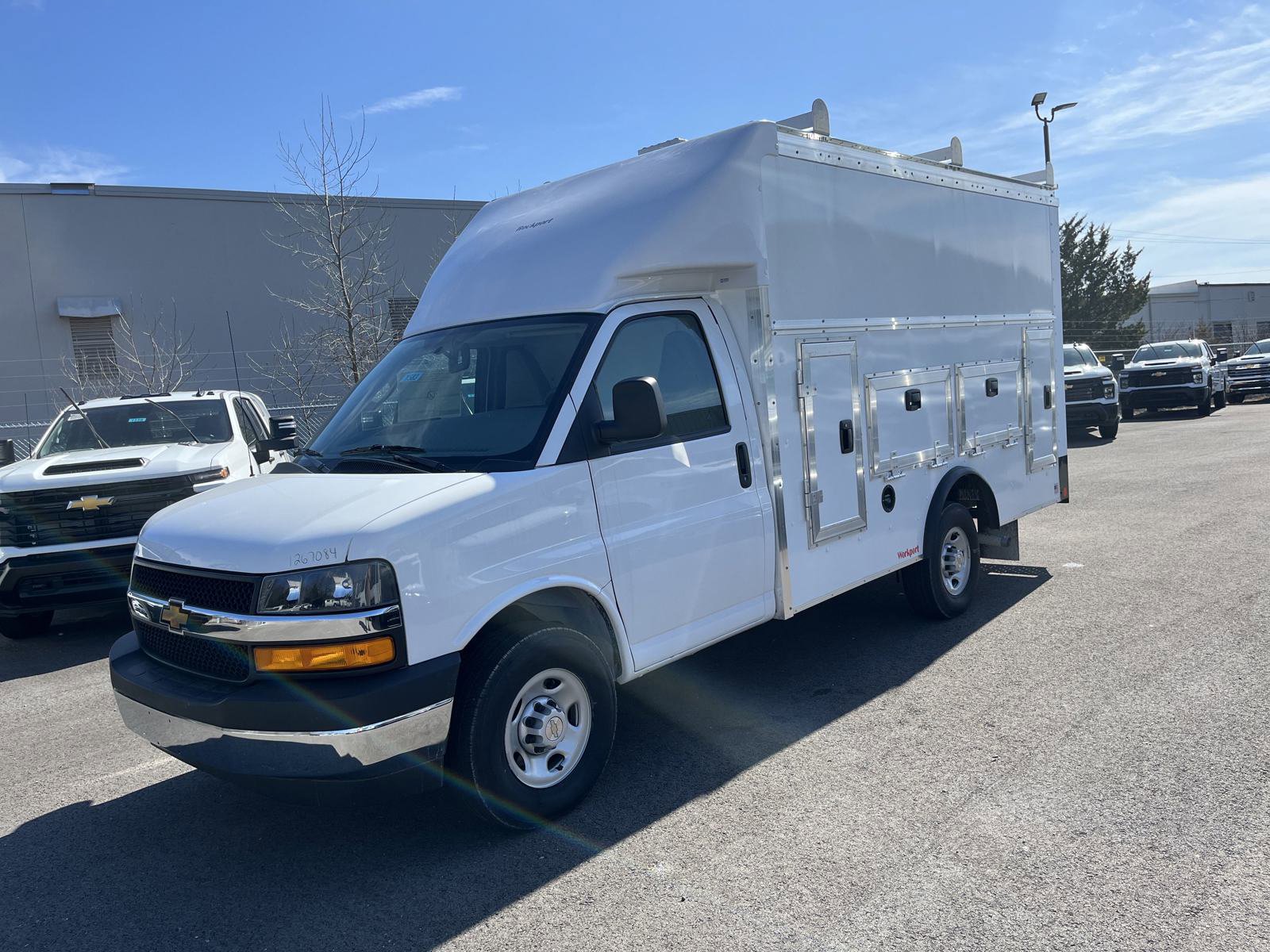 2024 Chevrolet Express Cutaway 3500 photo 3