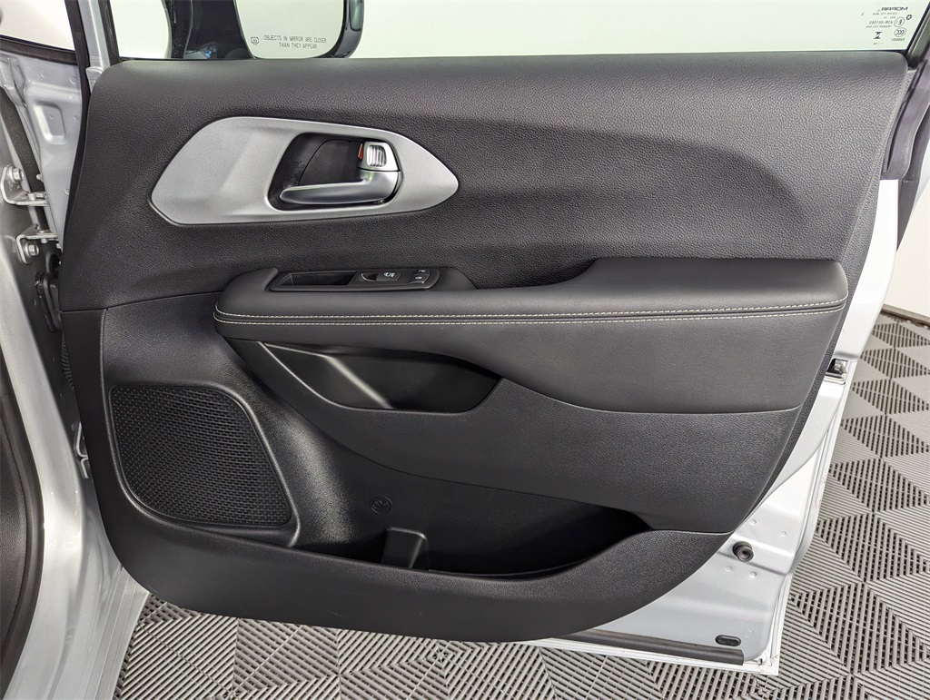 2024 Chrysler Pacifica Touring L photo 32