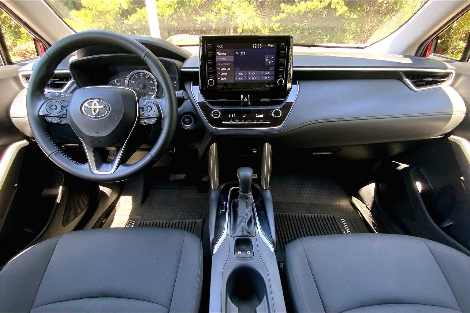 2022 Toyota Corolla Cross LE photo 14