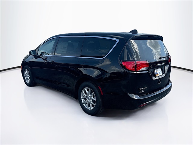 2025 Chrysler Voyager LX photo 4