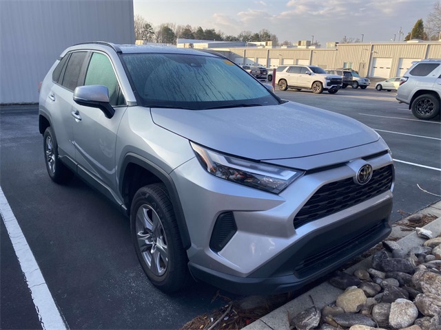 2024 Toyota RAV4 XLE's photo