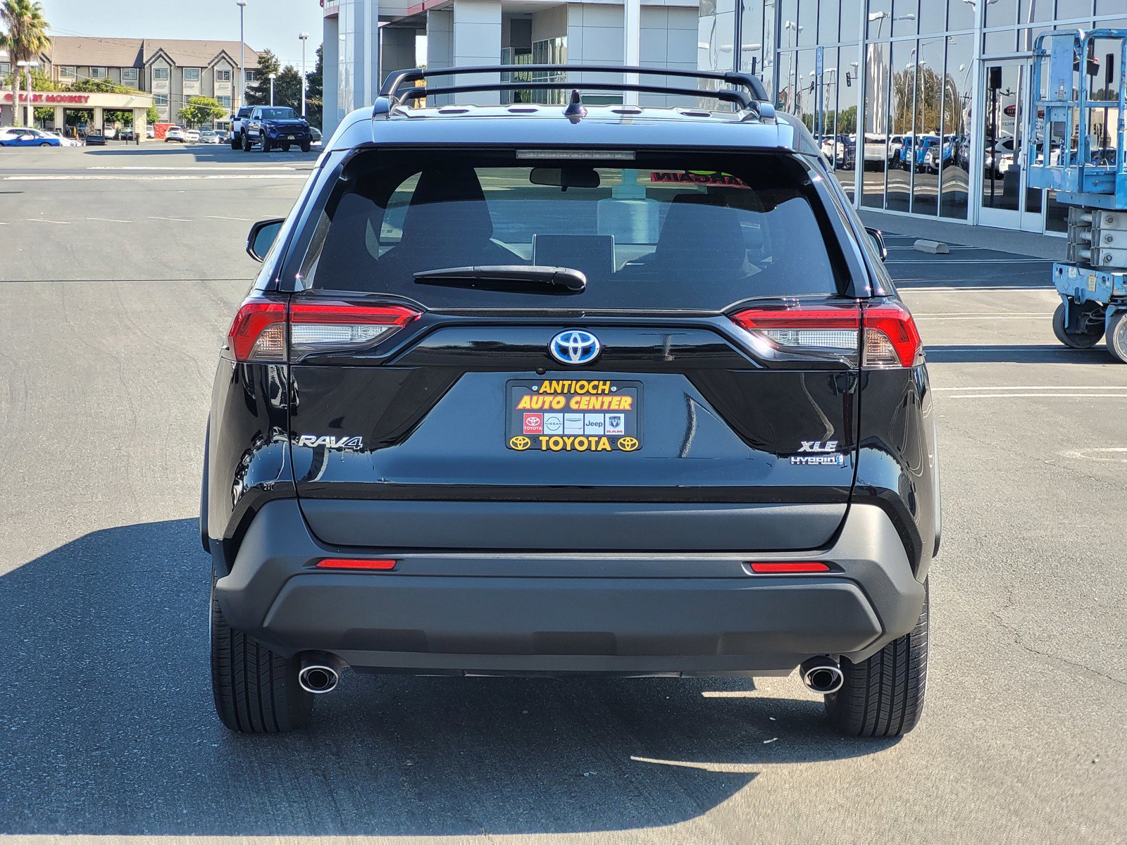 2023 Toyota RAV4 Hybrid XLE photo 4