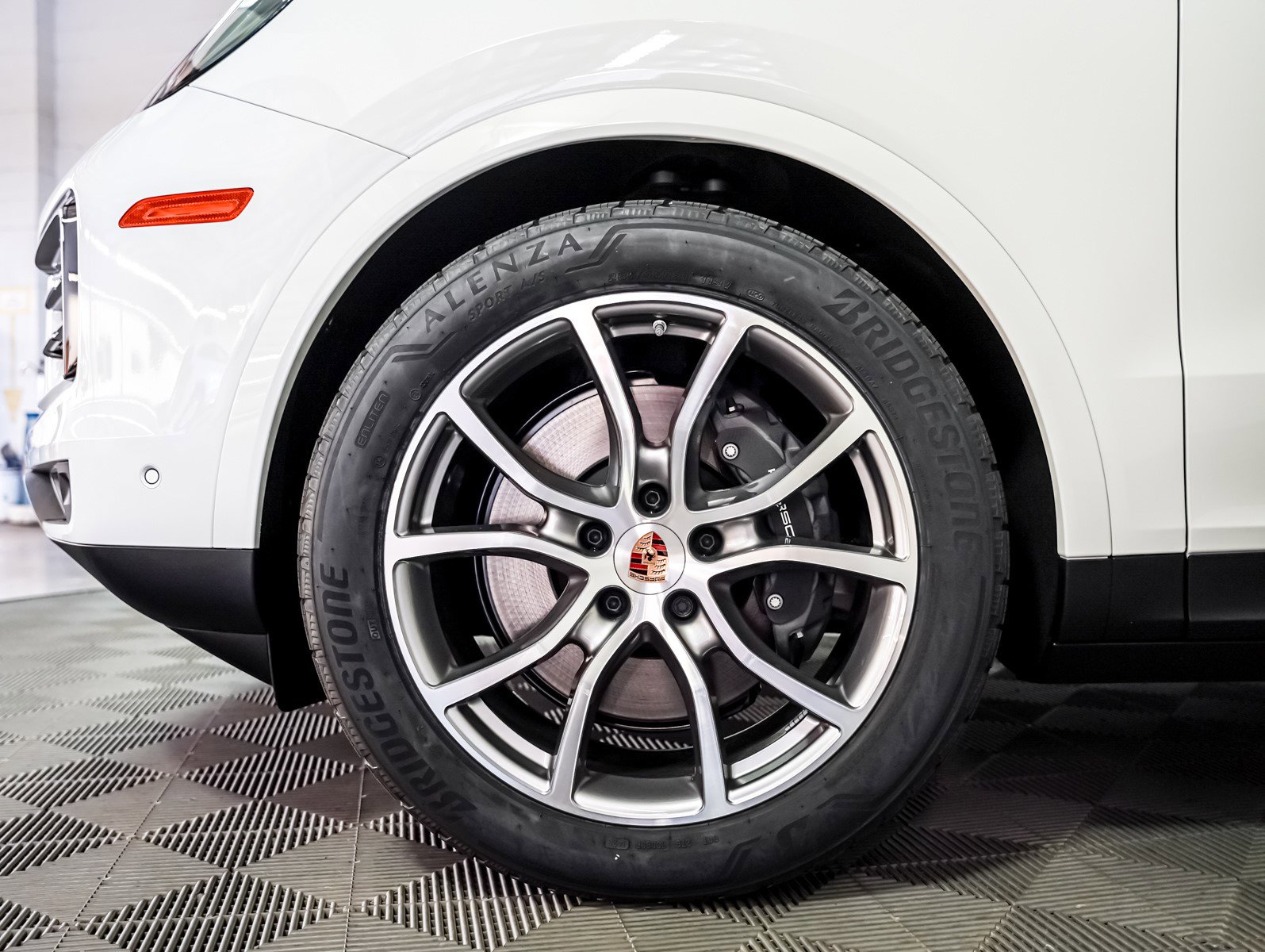 2025 Porsche Cayenne photo 14