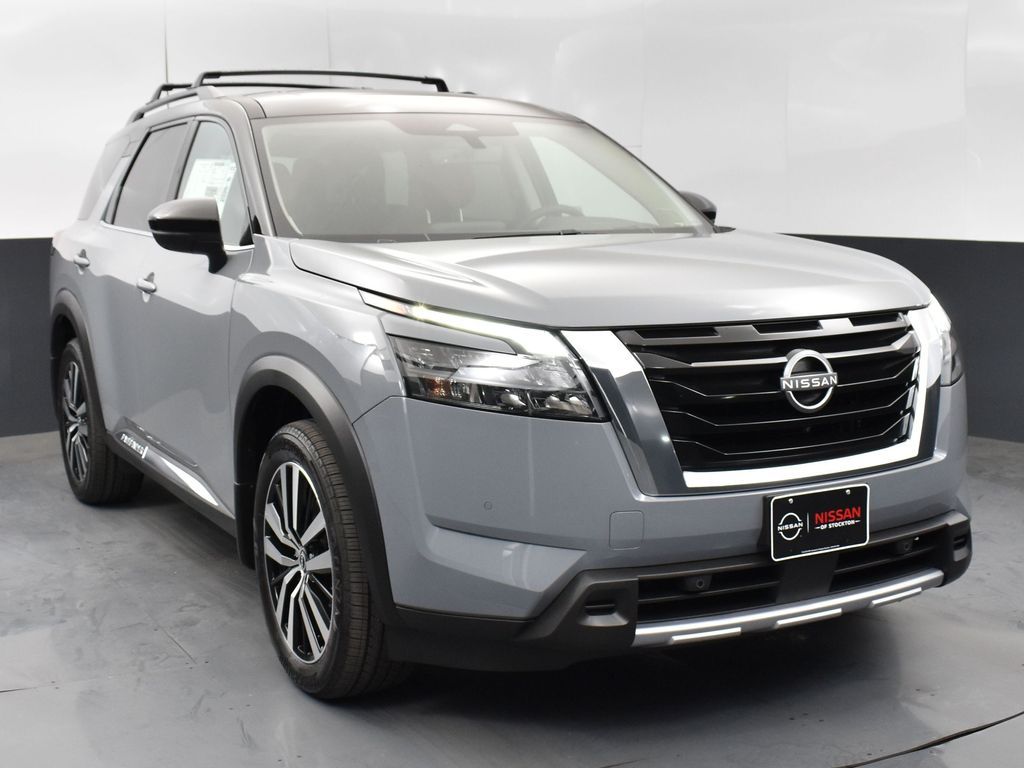 2025 Nissan Pathfinder Platinum's photo