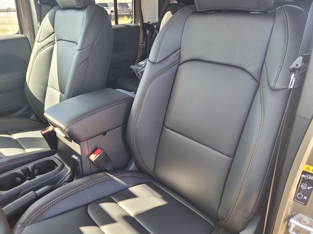 2025 Jeep Gladiator Sport photo 9