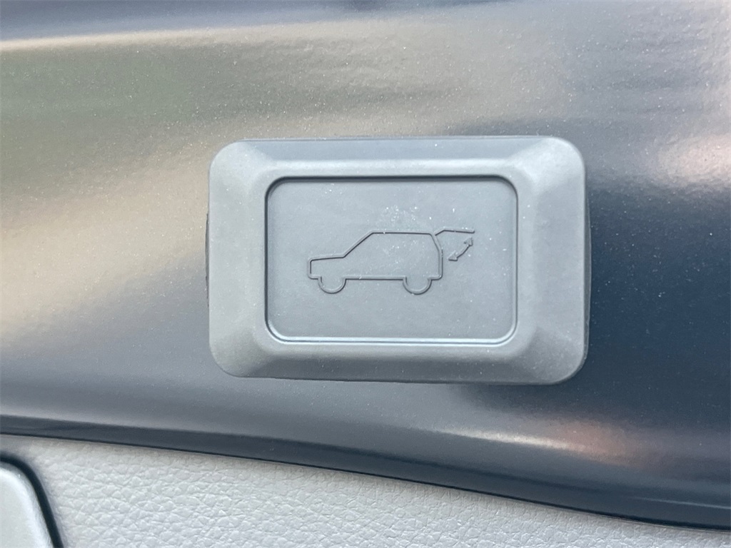 2025 Toyota RAV4 Hybrid XLE photo 19