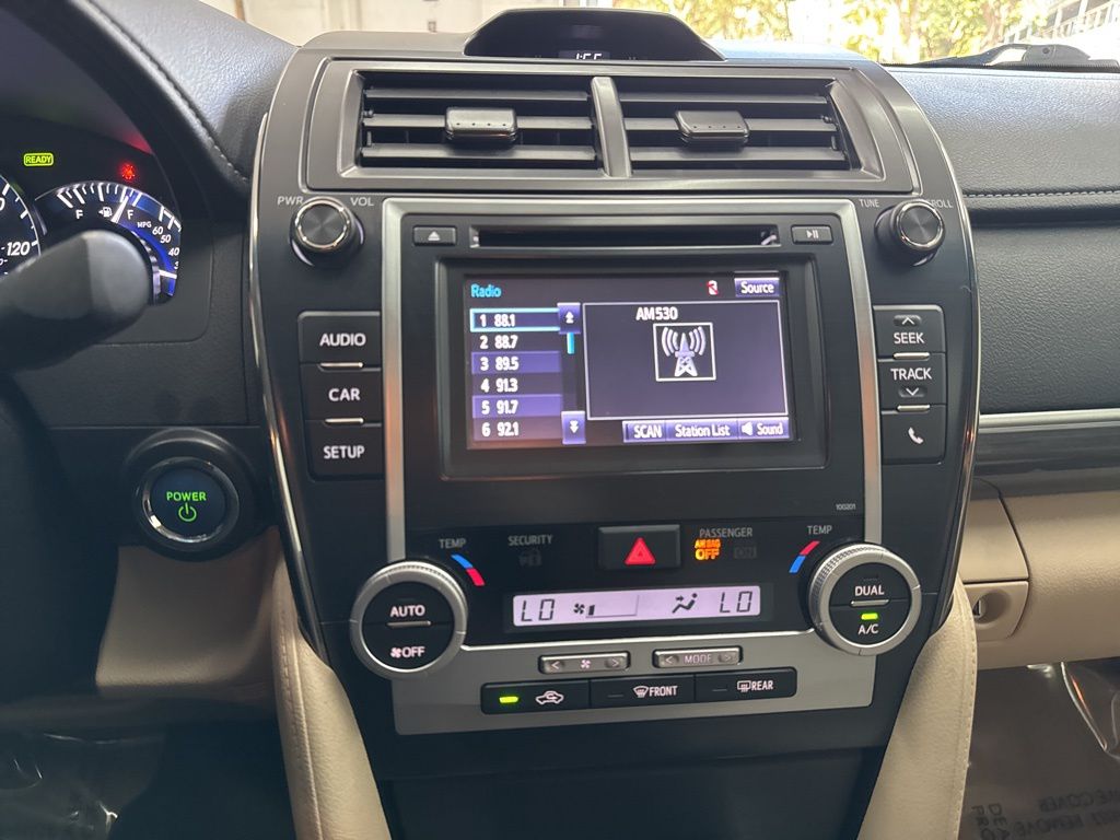 2014 Toyota Camry Hybrid LE photo 29