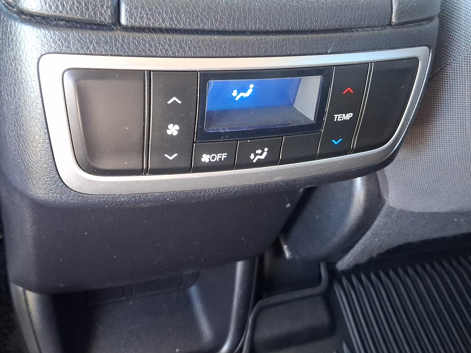 2019 Toyota Highlander LE photo 12