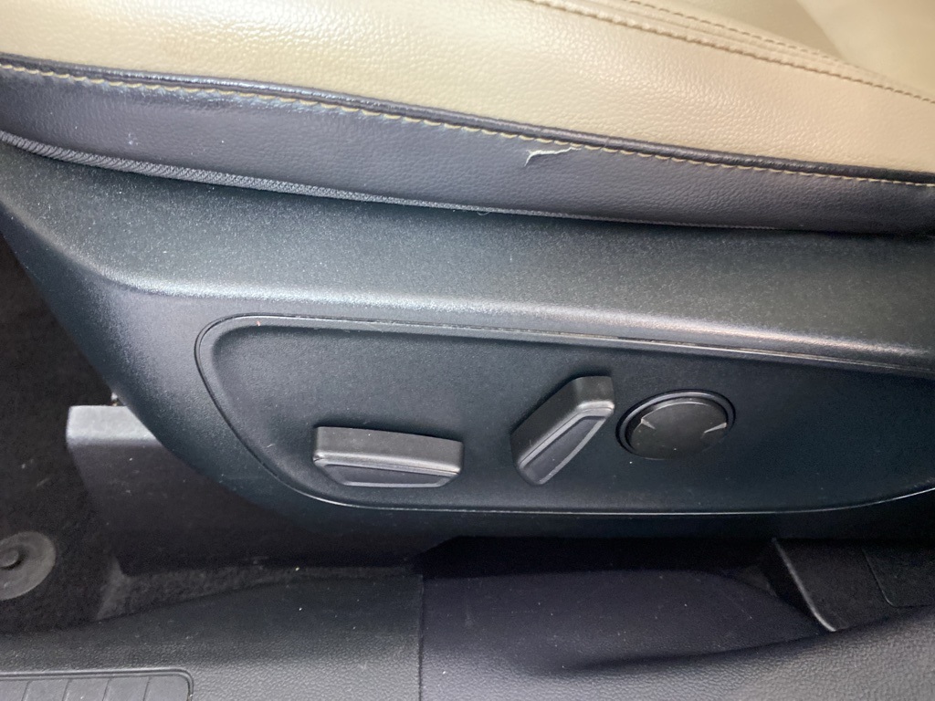 2020 Ford Escape SEL photo 4