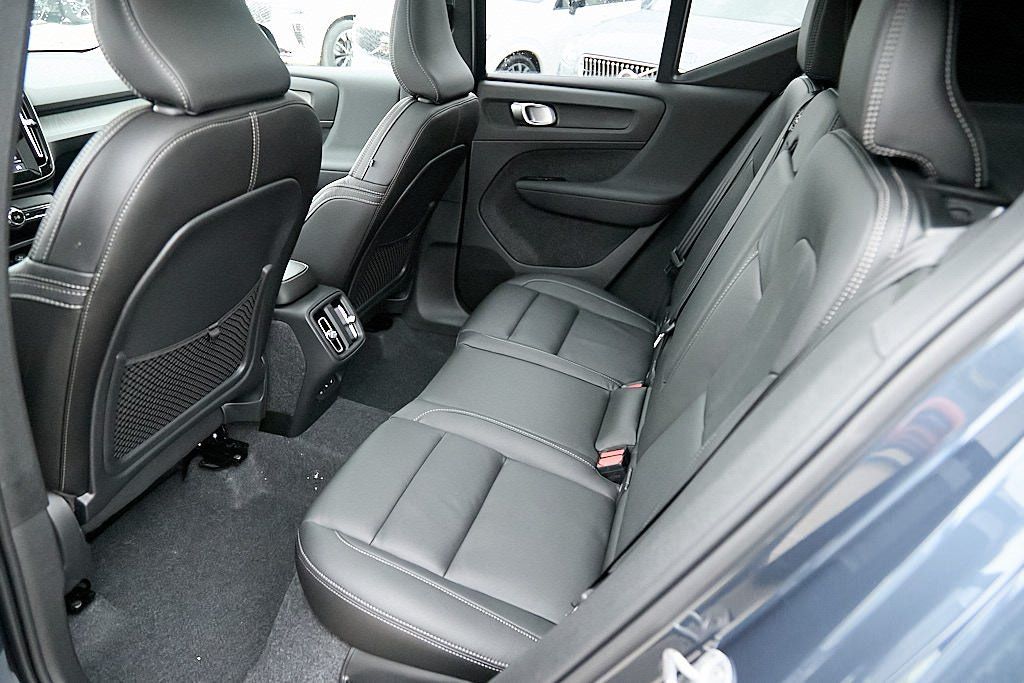 2026 VOLVO XC40 - Image 20