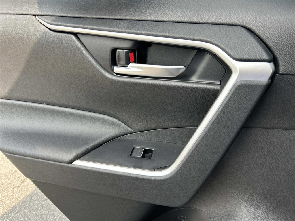 2024 Toyota RAV4 XLE photo 17