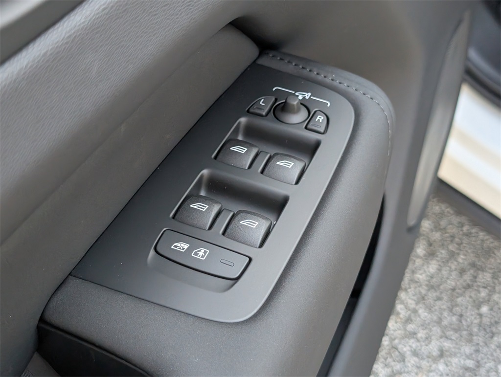 2026 Volvo XC60 B5 Black Edition photo 13