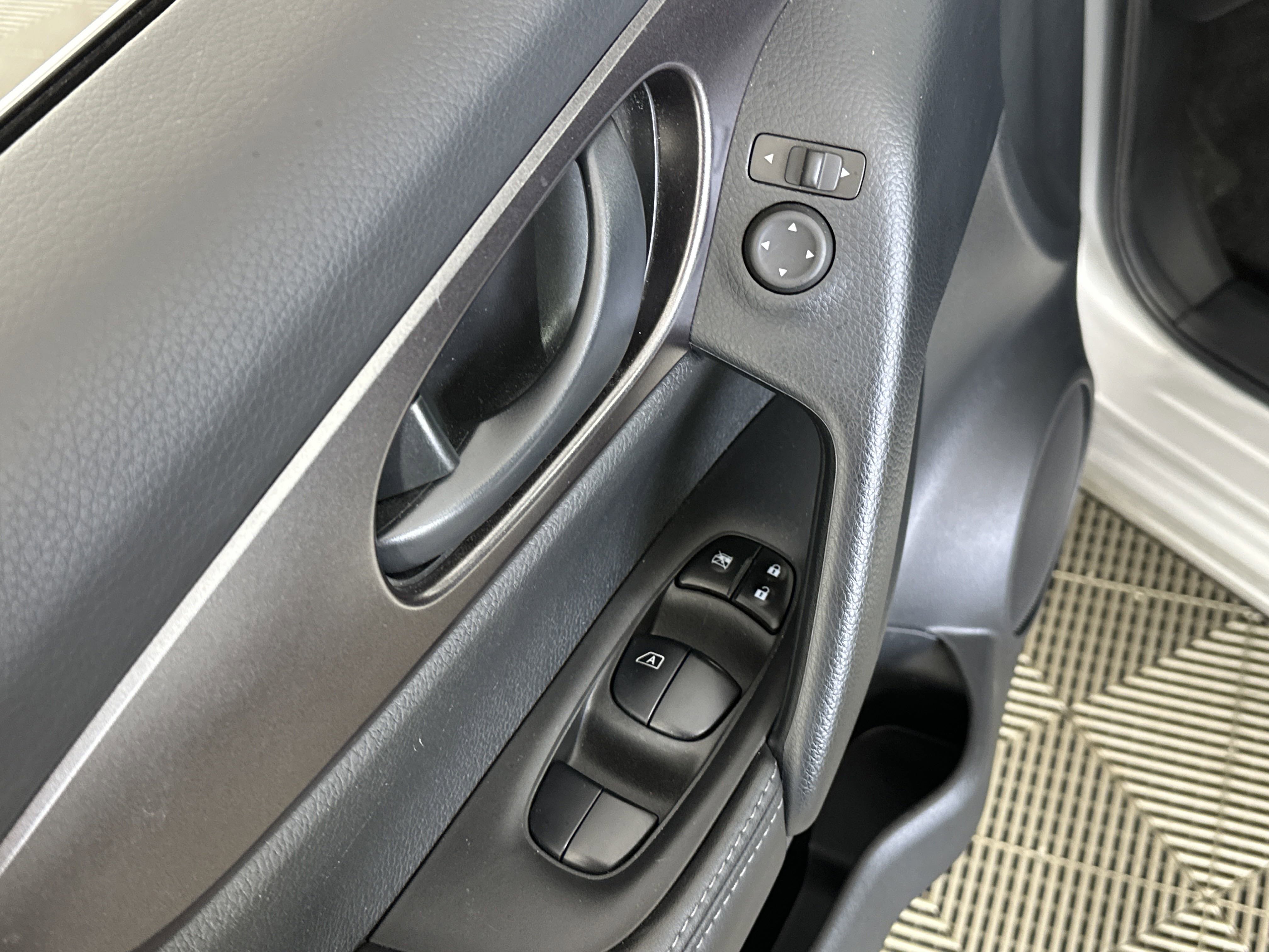 2022 Nissan Rogue Sport S photo 12