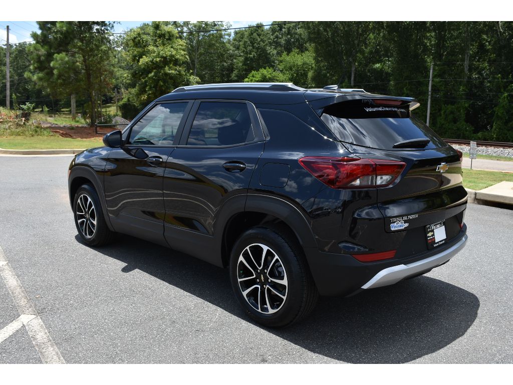 2025 Chevrolet Trailblazer LT photo 2