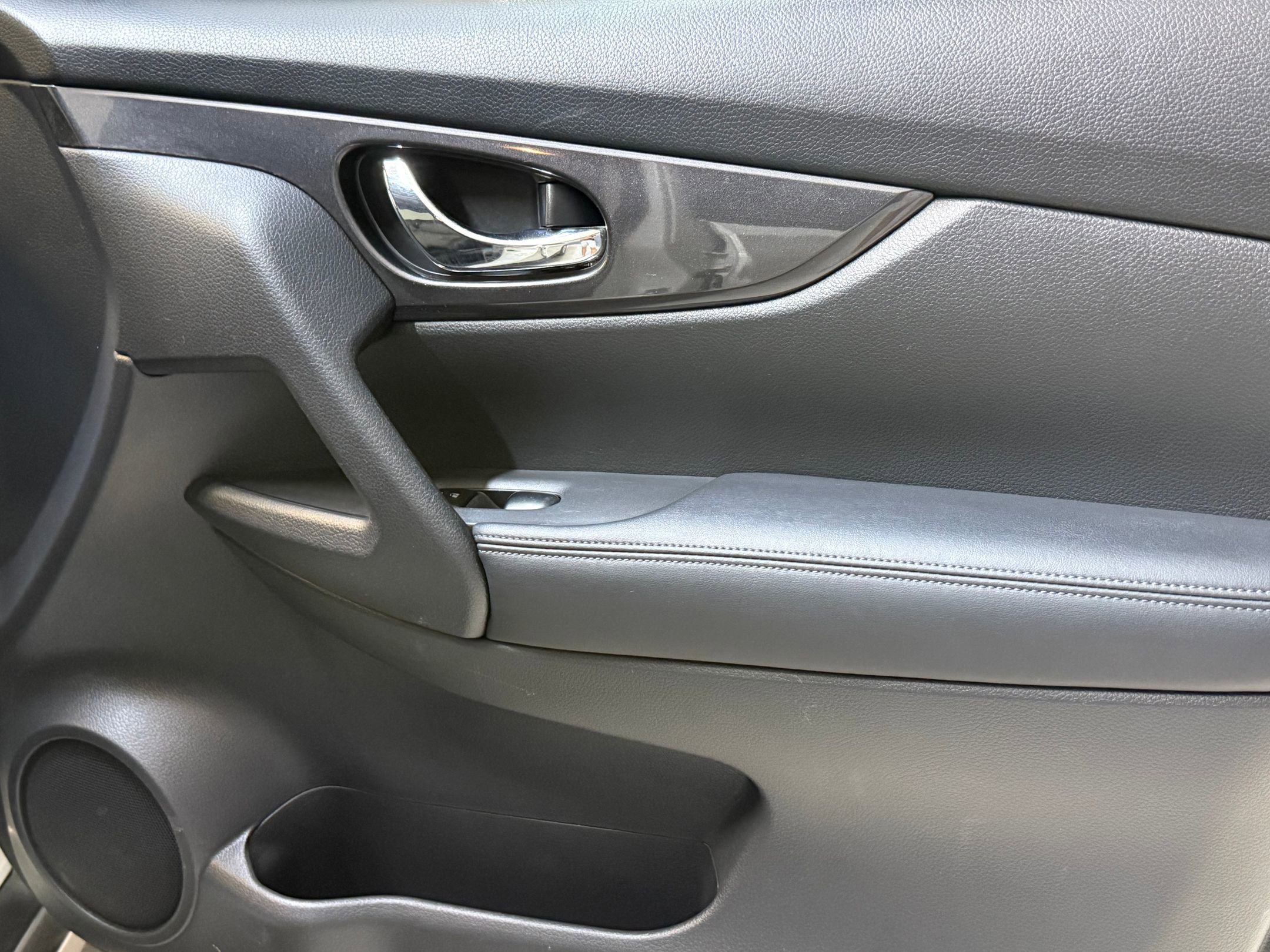 2017 Nissan Rogue SV photo 39