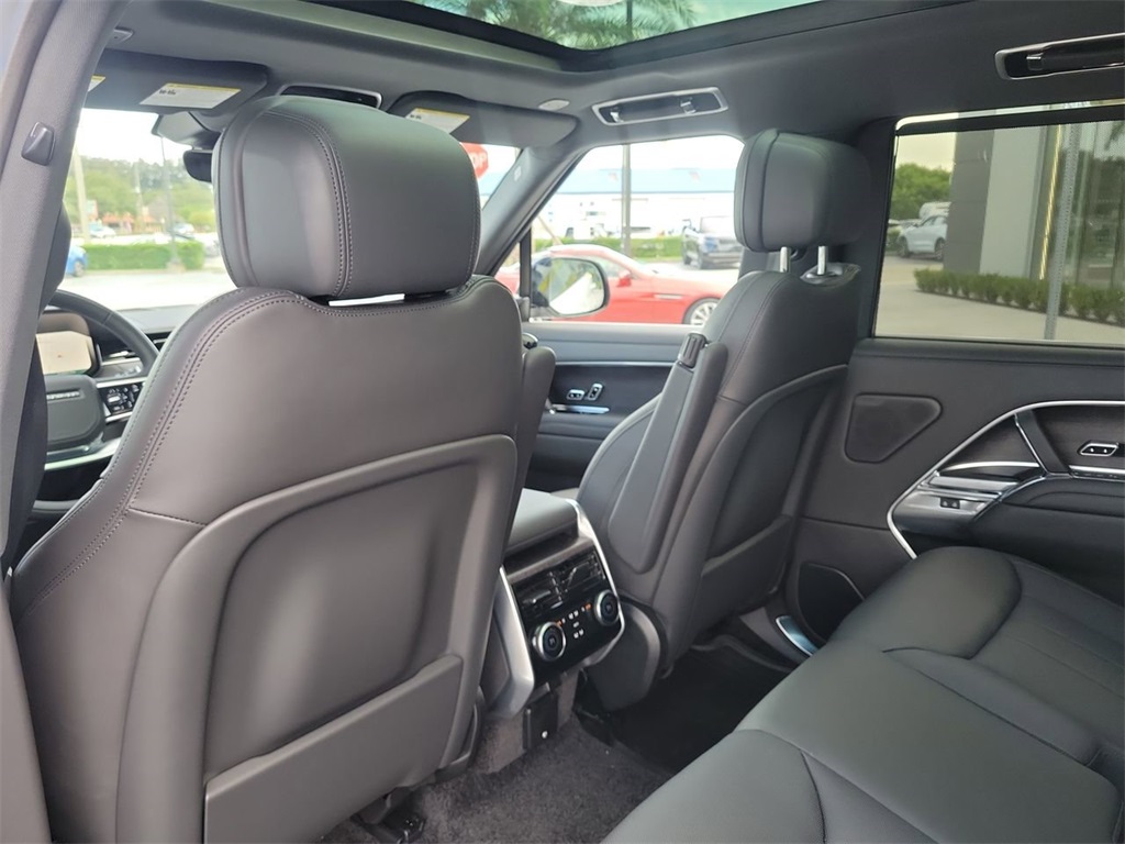 2025 Land Rover Range Rover SE photo 16